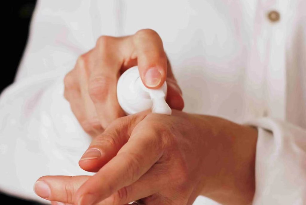squeeze lotion on hand