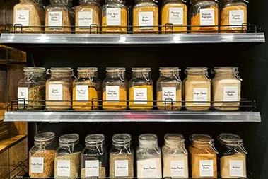 AuroTrends Barattoli per spezie in vetro con coperchio in bambù, 113,4 g, confezione da 24 barattoli per spezie con etichetta, barattoli per spezie con coperchio shaker/etichette vuote e prestampate