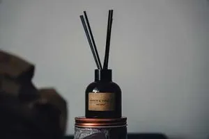 A major technical issue in the bulk production of empty diffuser bottles and reeds packages is managing the space around the bottle neck. The relationship between the inside diameter of the glass neck and the total volume of your reeds controls how your product performs. When air flows over the top of a filled diffuser container, it creates a subtle pressure difference. If the neck opening is wide and you only use three thin reeds, there will be a large, open gap around the sticks. This allows air to rush directly into the main chamber, causing the fragrance carrier to evaporate straight out of the bottle mouth without ever traveling up the reeds. This wastes your high-quality oils and alters the intended scent balance. To find the perfect setup, think about these general technical guidelines: For Small Small-Scale Systems (30ml to 50ml): Usually pair with a tight neck finish (like an 18mm thread) and use 4 to 5 thin reeds (around 2.5mm to 3mm in diameter). This setup keeps the air space minimal and controls the scent throw in small spaces like cars or bathrooms. For Standard Mid-Size Systems (100ml to 200ml): This is the sweet spot for the wholesale reed diffuser bottles market. It usually features a 22mm or 24mm neck finish, packed with 6 to 8 medium reeds (3mm to 4mm in diameter). This fills out the neck space properly and gives a steady, balanced release for living rooms and bedrooms. For Large Luxury Systems (500ml and up): These larger luxury diffuser bottles wholesale sets require wide necks to hold 10 to 12 thick reeds (5mm diameter) or large wooden ball sticks. This lets out a massive scent throw suitable for hotel lobbies, large spas, or open-concept homes. reed diffuser bottle wholesale