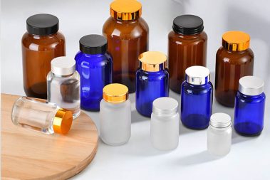 زجاجات حبوب بألوان مختلفة